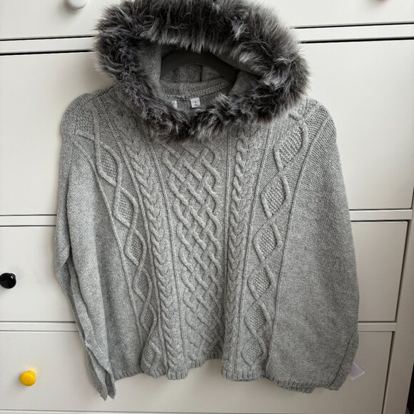GAP kids grey knitted poncho with faux fur hood - Picture 9 of 10